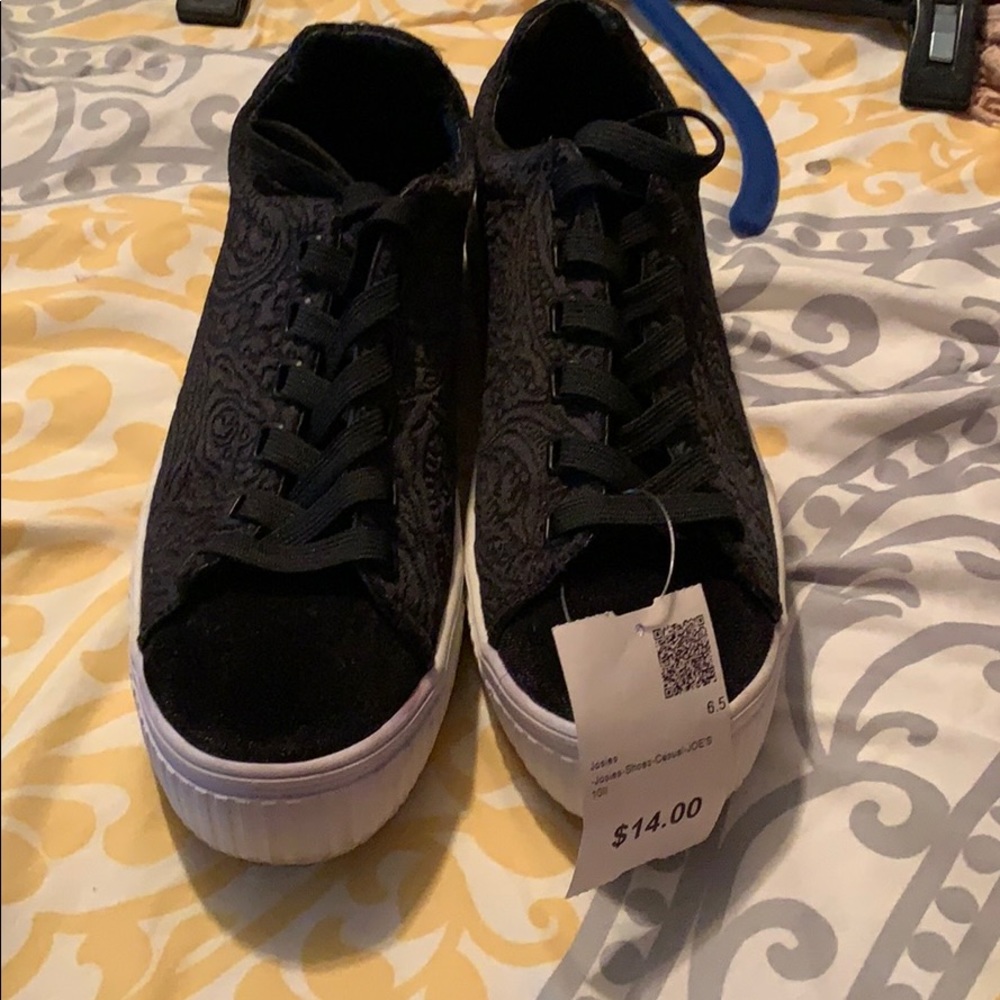 Lace side tennis shoes black